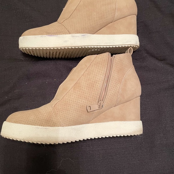 Cream color wedge sneakers. Size 10 - Picture 2 of 8